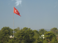 Турки очень любят свой флаг - вешают их везде, даже на пляже